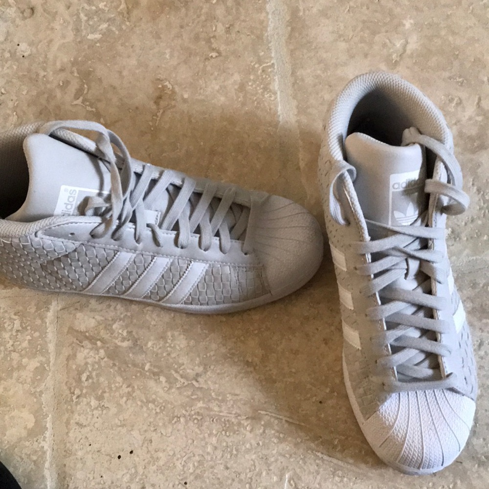 Mens/womens addias off grey